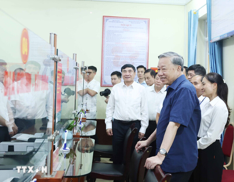 Tổng Bí Thư Tô Lâm thăm, kiểm tra Trung tâm phục vụ hành chính công xã Si Pa Phìn, Điện Biên. Ảnh: TTXVN
