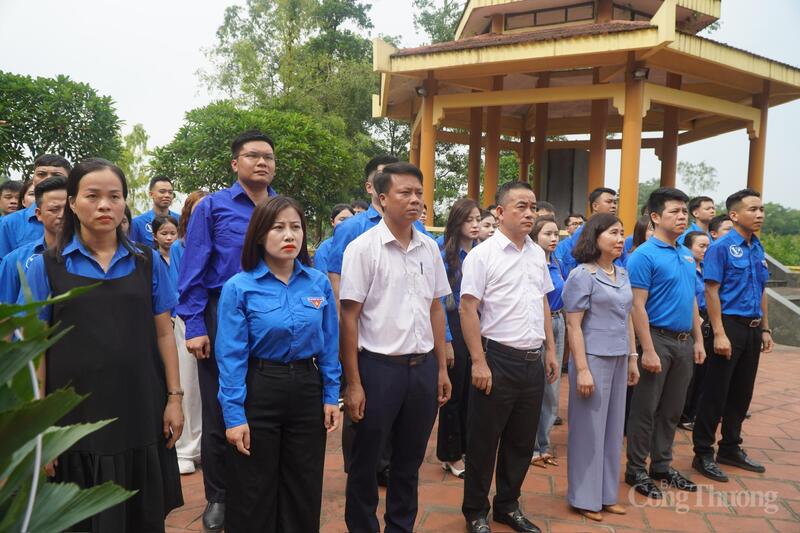 Đoàn Thanh niên Bộ Công Thương tổ chức Lễ dâng hương các Anh hùng liệt sỹ tại Đài tưởng niệm Liệt sỹ xã Phù Ninh (Phú Thọ). Ảnh: Quỳnh Trang
