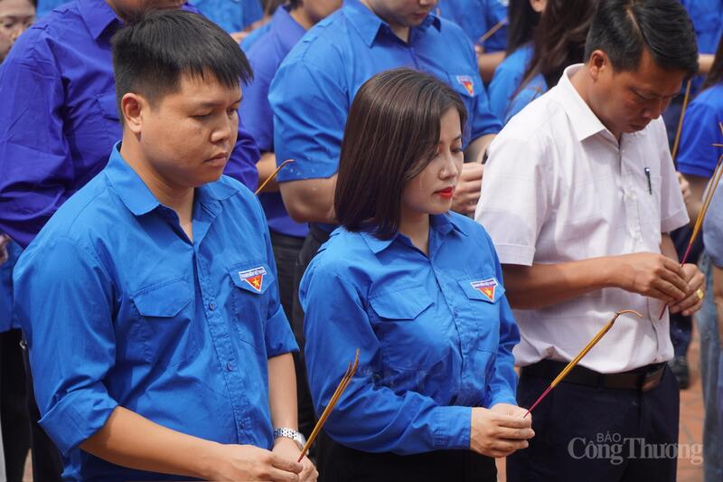 Đoàn Thanh niên Bộ Công Thương thực hiện chuỗi hoạt động chào mừng thành công Đại hội Đại biểu Đảng bộ Bộ Công Thương lần thứ I, nhiệm kỳ 2025 - 2030 và kỷ niệm 78 năm Ngày Thương binh - Liệt sĩ (27/7/1947 - 27/7/2025). Ảnh: Quỳnh Trang