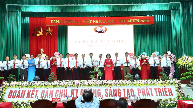 Các đại biểu tặng hoa chúc mừng Ban Chấp hành Đảng bộ xã Đồng Bằng nhiệm kỳ 2025 - 2030.