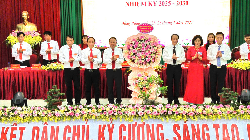 Các đại biểu tặng hoa chúc mừng Đại hội.