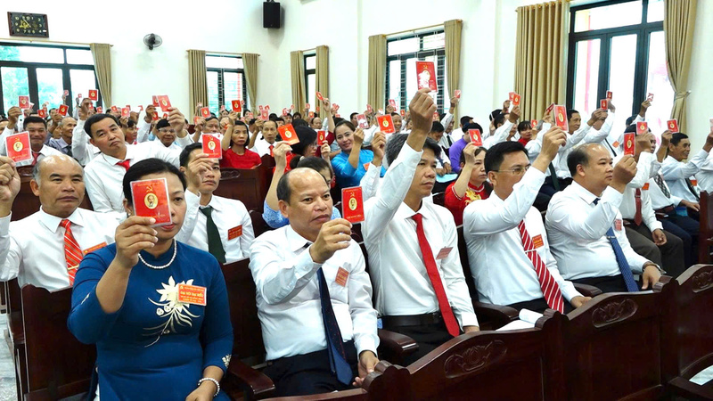 Các đại biểu biểu quyết tại Đại hội.