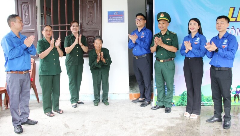 Đoàn Thanh niên tỉnh Quảng Ninh hỗ trợ sửa nhà cho cựu thanh niên xung phong tại xã Thống Nhất, tỉnh Quảng Ninh