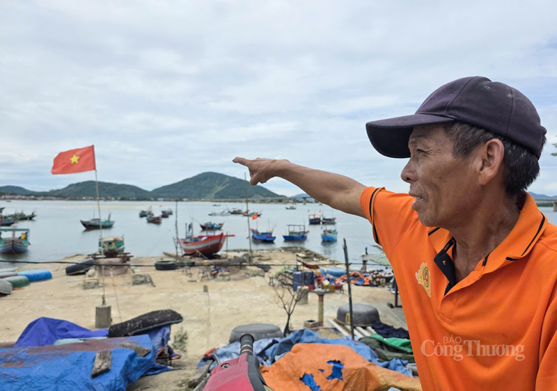 Chủ thuyền Phạm Văn Hoàng phải canh thủy triều mới có thể ra vào cảng, việc này cũng gây bất tiện cho ngư dân khi ra khơi đánh bắt hải sản. Ảnh: Trọng Tùng