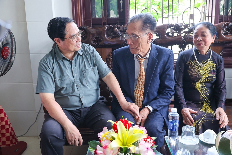 Thủ tướng Phạm Minh Chính thăm, tặng quà đồng chí Nguyễn Duy Đặng, sinh năm 1946, thương binh 2/4, tỉ lệ thương tật 65%. Ảnh: VGP/Nhật Bắc