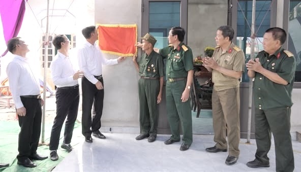 Các đại biểu khánh thành nhà tình nghĩa tặng cựu chiến binh bị nhiễm chất độc da cam/dioxin phường Hoàng Quế, tỉnh Quảng Ninh