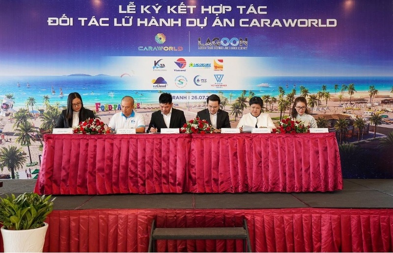 Đại diện ba bên gồm chủ đầu tư CaraWorld, Lagoon Holdings và đối tác lữ hành tiến hành ký kết hợp tác.