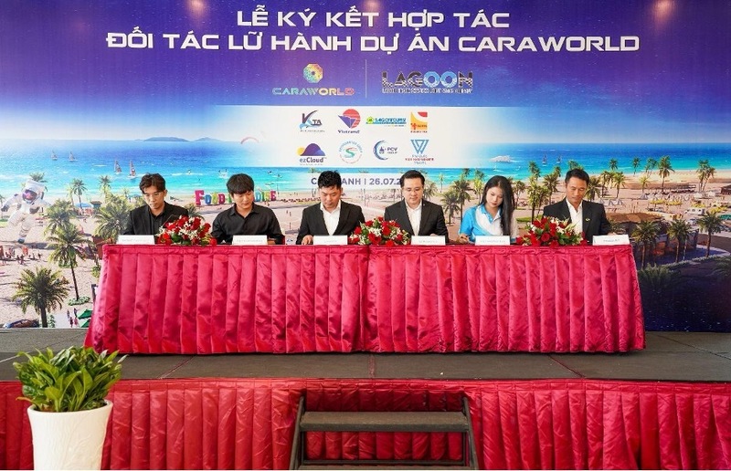 Đại diện ba bên gồm chủ đầu tư CaraWorld, Lagoon Holdings và đối tác lữ hành tiến hành ký kết hợp tác.