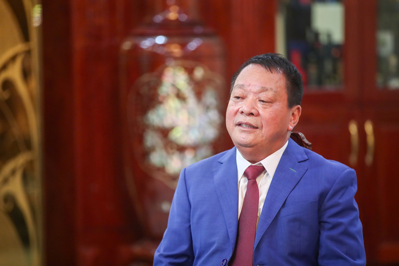 Dù là con liệt sĩ, có cơ hội được ưu tiên đi Nga, Đức học, nhưng doanh nhân Lê Xuân Tuyến đã từ chối với suy nghĩ, nhà nghèo, mẹ còn vất vả, mình đi xa mẹ sao đành?