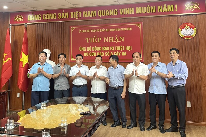 Lãnh đạo Công ty Cổ phần Việt Xô Gas trao tặng ủng hộ đồng bào bị thiệt hại do bão Yagi gây ra