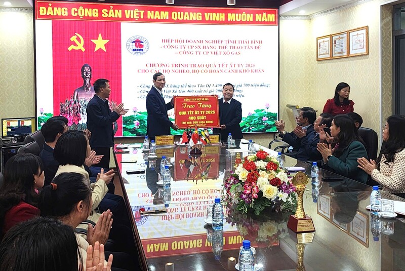 Chủ tịch HĐQT, Tổng giám đốc Việt Xô Gas trao tặng quà Tết gửi tới những gia đình có hoàn cảnh khó khăn