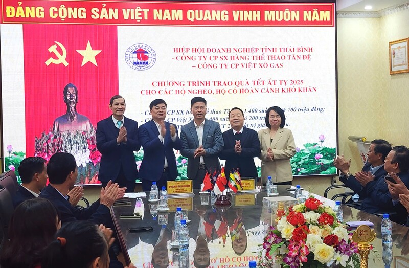 Ông Lê Xuân Tuyến trong lần tặng quà Tết Ất Tỵ