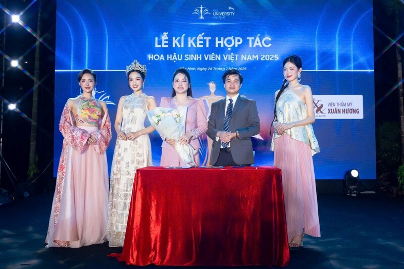 Cố vấn sắc đẹp Hoa hậu Doanh nhân Xuân Hương (thứ ba hàng đầu từ trái sang) cùng đại diện Ban tổ chức và các thí sinh Hoa hậu Sinh viên Việt Nam 2024 tại Bảo Tháp Thần Nông – Đông Đô Village, Bắc Ninh, buổi họp báo khởi động cuộc thi Hoa hậu Sinh viên Việt Nam 2025 (Ảnh: Danh Hoàng)