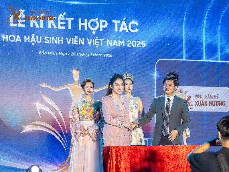 Bà Đặng Thị Xuân Hương và Đại diện Ban tổ chức cùng các thí sinh “Hoa Hậu Sinh Viên Việt Nam 2025” (Ảnh: Danh Hoàng)