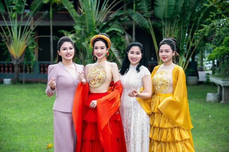 Chủ tịch Viện Thẩm Mỹ Xuân Hương (ngoài cùng bên trái) khoe sắc cùng “Hoa Hậu Sinh Viên Việt Nam 2024” Dương Thị Trà Giang. (Ảnh: Danh Hoàng)