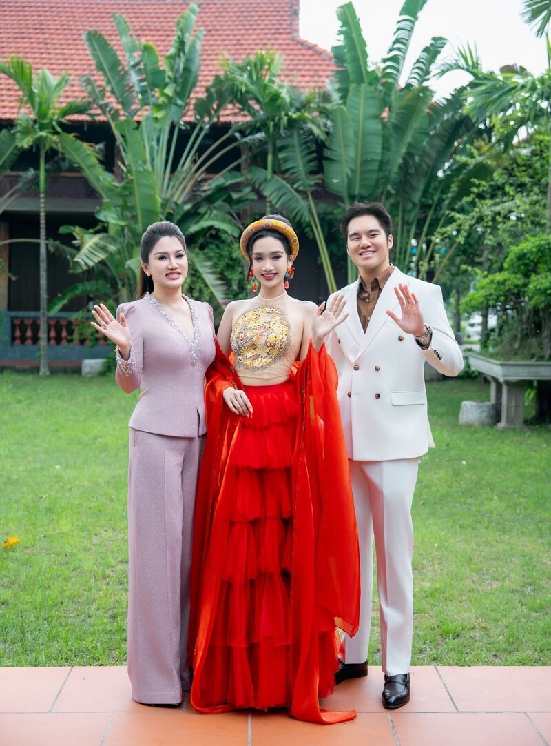 Chủ tịch Xuân Hương tự hào làm cố vấn cho nhiều cuộc thi sắc đẹp toàn quốc - (Ảnh: Danh Hoàng)