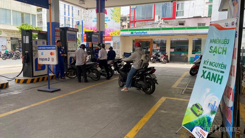 Các cửa hàng xăng đều căng băng rôn về xăng sinh học E10 với khẩu hiệu: "Nhiên liệu sạch - kỷ nguyên xanh"