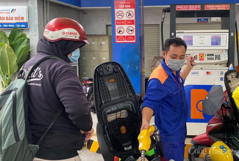 Theo nhân viên cửa hàng cho biết, bước đầu xăng sinh học E10 được người dân đón nhận nhiệt tình