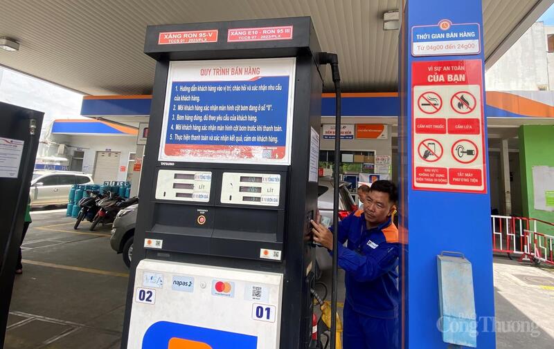 Xăng sinh học E10 được bơm lên các trụ để bán lẻ cho người dân