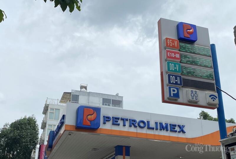 Xăng sinh học E10 được niêm yết giá 19.400 đồng/lít tại các cửa hàng