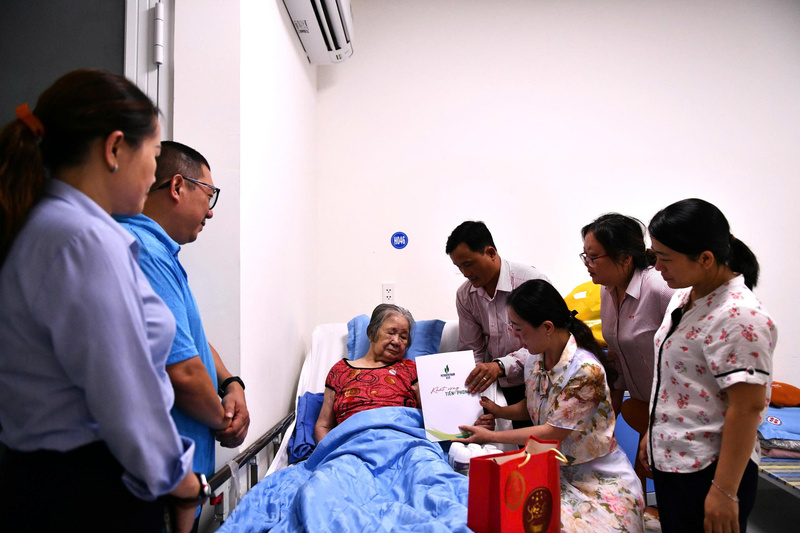 Đoàn CBCNV BSR thăm hỏi, tặng quà tri ân Mẹ Việt Nam Anh hùng Phạm Thị Nhung (92 tuổi) (Ảnh: BSR)