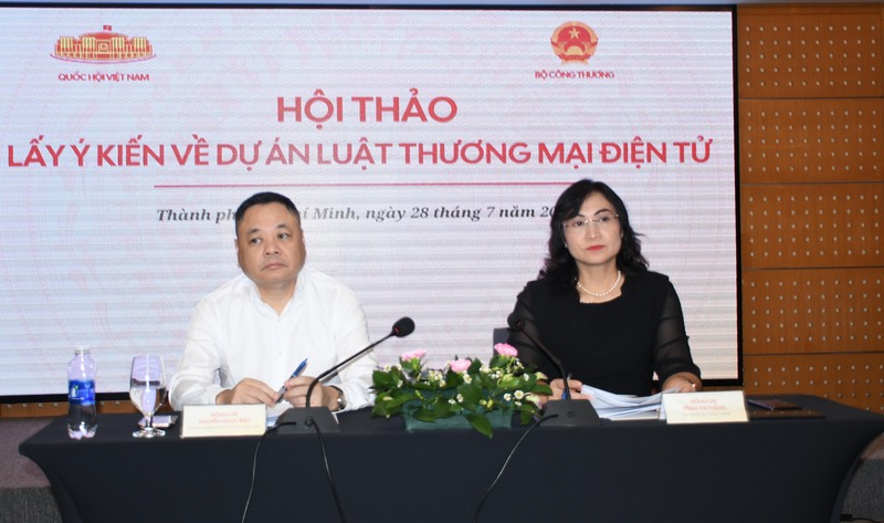 Thứ trưởng Phan Thị Thắng và ông Nguyễn Ngọc Bảo, Phó Chủ nhiệm Ủy ban Kinh tế và Tài chính của Quốc hội chủ trì phiên trao đổi, thảo luận tại hội thảo. Ảnh: Minh Khuê.