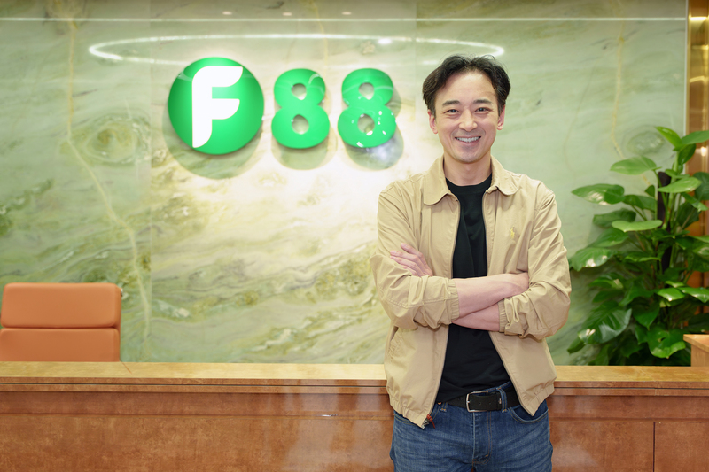 Ông Piyasak, Ceo của công ty tài chính Ngern Tid Lor (NTL)