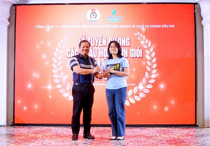 Đồng chí Mai Thế Toàn, Bí thư Đảng ủy, Chủ tịch Hội đồng quản trị PV Drilling tuyên dương và chúc mừng học sinh đạt giải cao tại kỳ thi học sinh giỏi Quốc gia (Ảnh: PV Drilling)