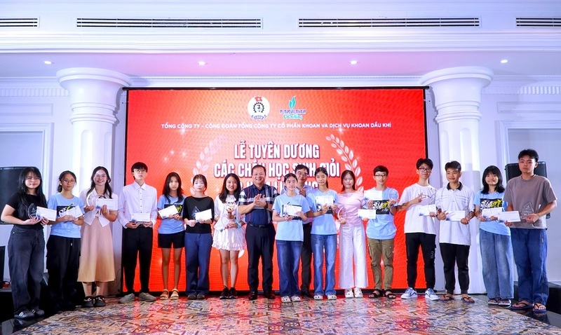 Chủ tịch HĐQT Mai Thế Toàn và Chủ tịch Công đoàn Hoàng Xuân Bách tuyên dương, khen thưởng các cháu (Ảnh: PV Drilling)