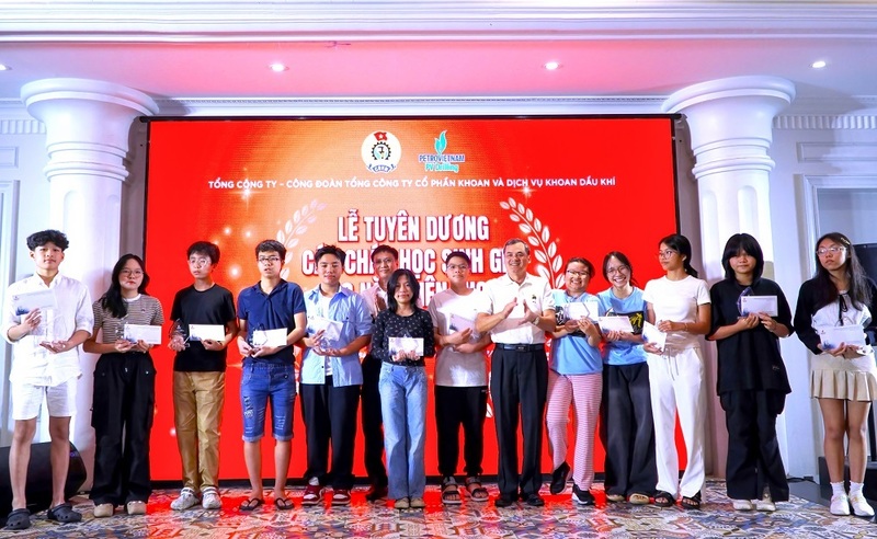 Đồng chí Nguyễn Thế Sơn, Phó Bí thư Đảng ủy, Thành viên HĐQT và đồng chí Hồ Trọng Thoán, Cố vấn Công đoàn - Phó Chủ tịch Hội Cựu chiến binh Tổng công ty tuyên dương, khen thưởng các cháu (Ảnh: PV Drilling)