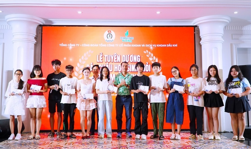 Đồng chí Phạm Anh Tuấn, Chánh văn phòng Đảng ủy và đồng chí Nguyễn Huy Trọng, Phó Chủ tịch Công đoàn Tổng công ty chúc mừng các cháu (Ảnh: PV Drilling)