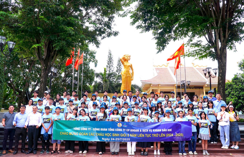 Đoàn thăm Nhà tưởng niệm và tượng đài Anh hùng liệt sĩ Võ Thị Sáu tại xã Long Hải (Ảnh: PV Drilling)