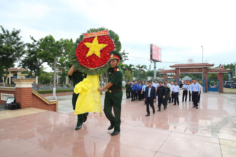 Đoàn lãnh đạo và CBCNV BSR dâng hương tại Nghĩa trang Liệt sĩ Bình Sơn (Ảnh: BSR)