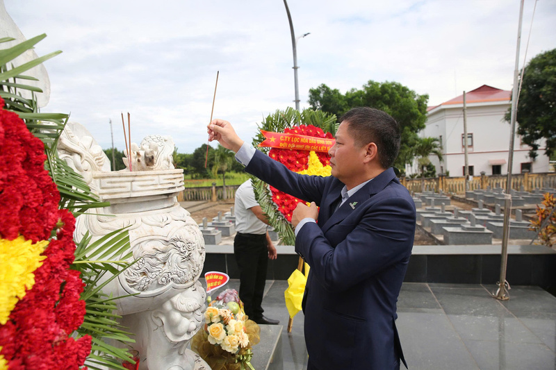 Chủ tịch HĐQT BSR Bùi Ngọc Dương dâng hương tưởng niệm tại Nghĩa trang Liệt sĩ Vạn Tường (Ảnh: BSR)