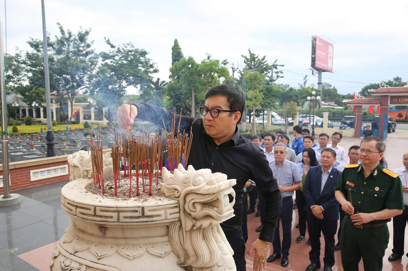 Tổng Giám đốc BSR Nguyễn Việt Thắng dâng hương tri ân sâu sắc đối với các anh hùng liệt sĩ đã hy sinh vì độc lập, tự do của dân tộc (Ảnh: BSR)