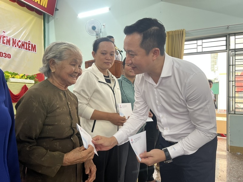 Phó Tổng Giám đốc BSR Phạm Minh Nghĩa tặng quà cho bà con nhân dân (Ảnh: BSR)