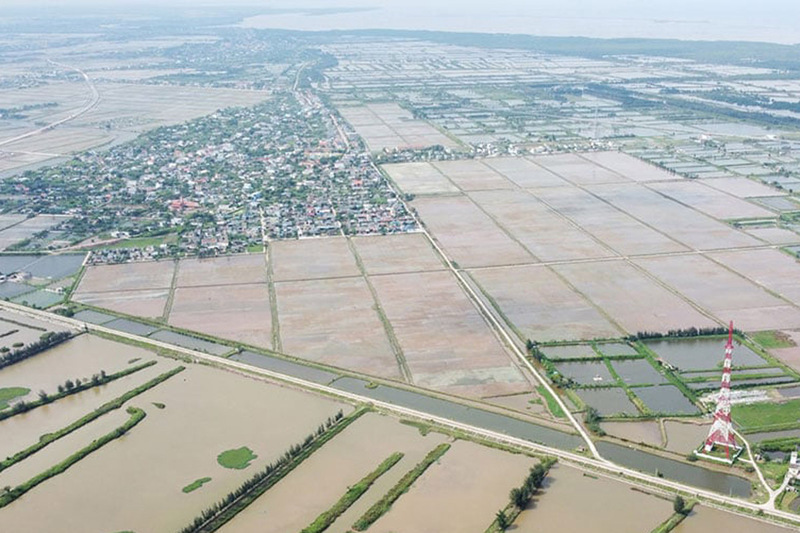 Theo thiết kế, cảng hàng lỏng Ba Lạt, tỉnh Thái Bình mới có khu cầu cảng, nhà điều hành, hệ thống bồn bể, khu xử lý nước thải, đường dẫn và các hạng mục kỹ thuật hoàn chỉnh. Ảnh: Báo Hưng Yên