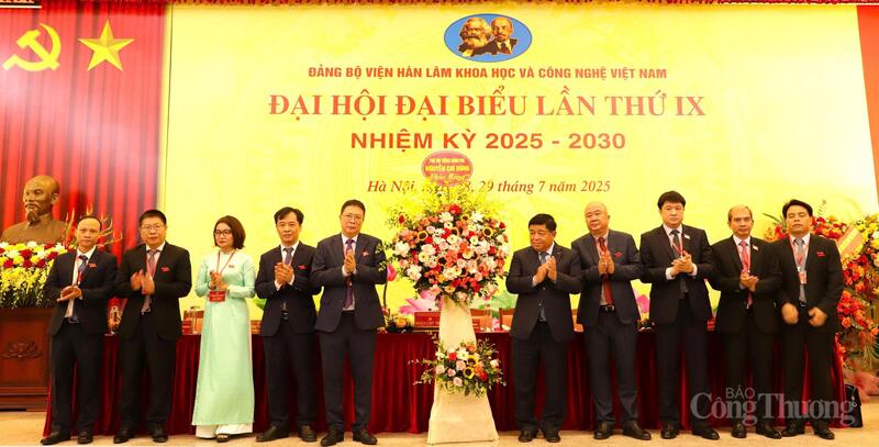 Phó Thủ tướng Nguyễn Chí Dũng tặng lẵng hoa chúc mừng đại hội