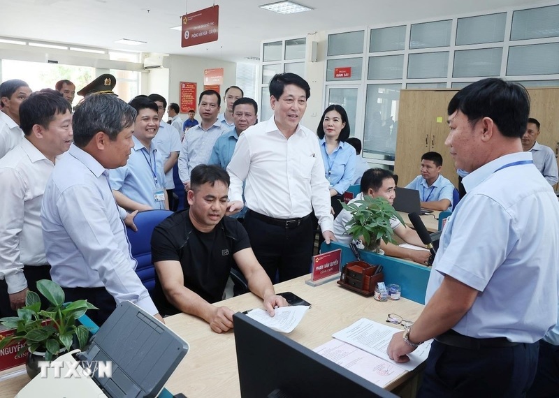 Chủ tịch nước Lương Cường thăm và kiểm tra hoạt động của Trung tâm Phục vụ hành chính công xã Quảng Hà. Ảnh: Lâm Khánh/TTXVN