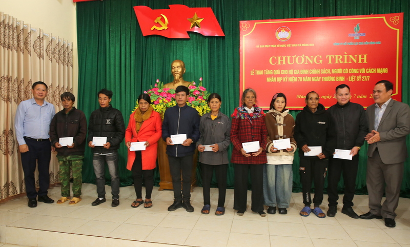 Chủ tịch Hội đồng quản trị (HĐQT) BSR Bùi Ngọc Dương (ngoài cùng bên trái) trao quà tri ân cho các thương bệnh binh, gia đình chính sách tại xã Măng Đen (Ảnh: BSR)