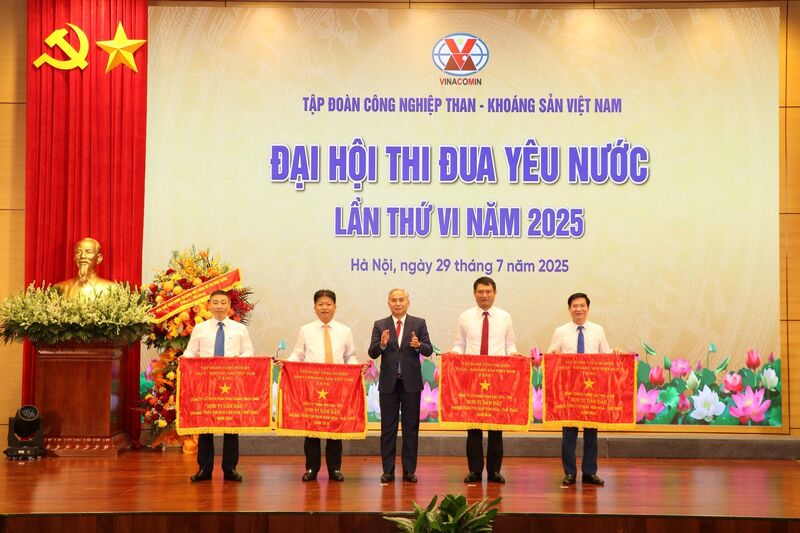 Ông Ngô Trí Thịnh - Tổng giám đốc Tổng công ty Điện lực TKV (đầu tiên bên trái) lên nhận Cờ Đơn vị dẫn đầu phong trào thi đua văn hóa, thể thao năm 2024 tại Đại hội Thi đua yêu nước của TKV diễn ra vào sáng 29/7/2025. Ảnh: TKV