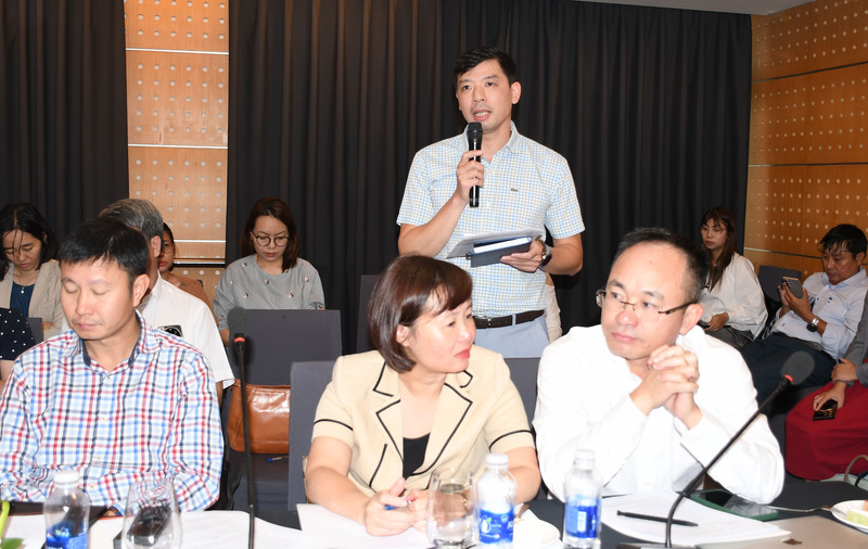 Ông Phan Mạnh Hà - Giám đốc đối ngoại Shopee đóng góp ý kiến tại hội thảo. Ảnh: Minh Khuê.