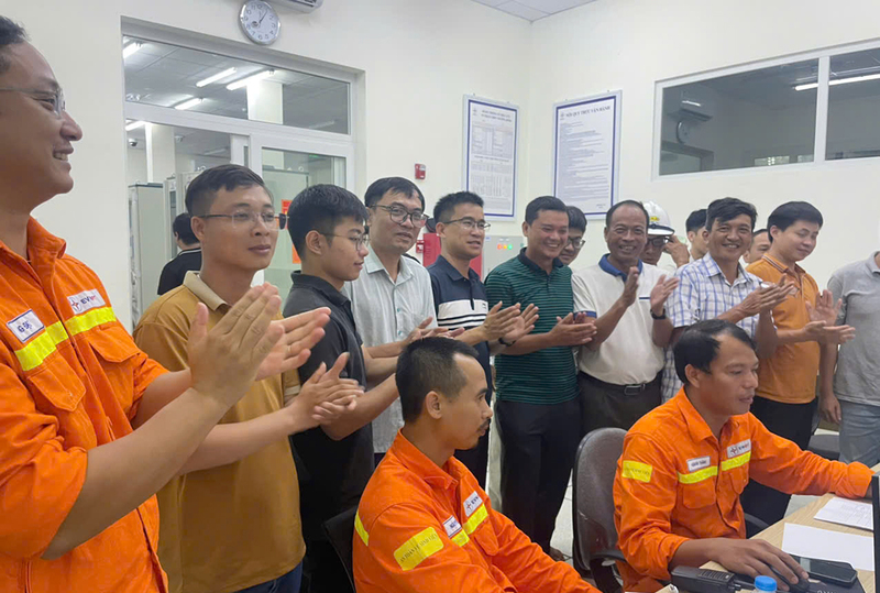 Niềm vui của các cán bộ, kỹ sư EVNNPT thời khắc đóng điện TBA 220kV Dương Kinh