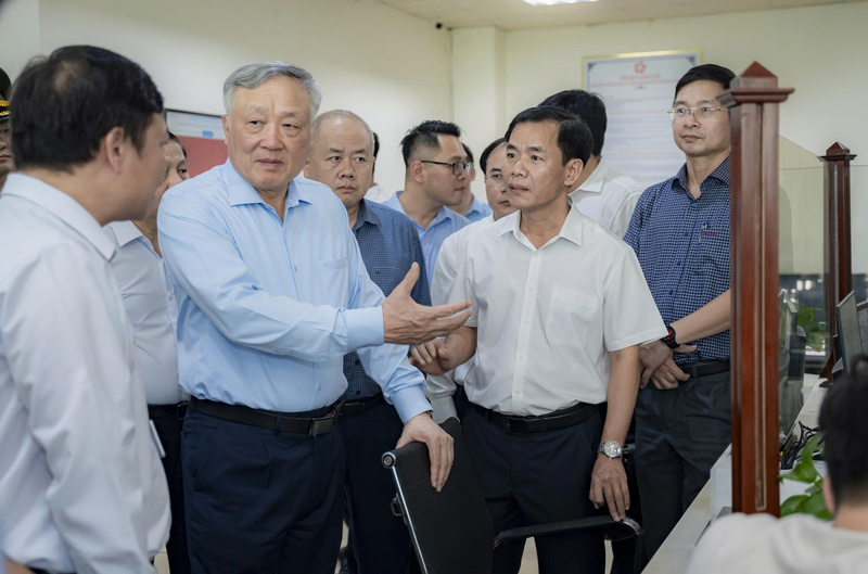 Phó Thủ tướng Thường trực Chính phủ Nguyễn Hòa Bình kiểm tra công tác vận hành chính quyền hai cấp tại Huế. Ảnh: Nguyễn Tuấn