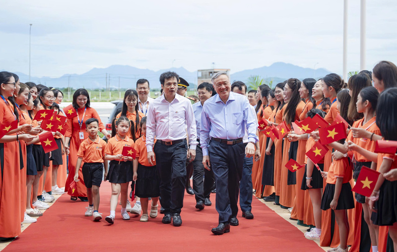 Phó Thủ tướng Thường trực Chính phủ Nguyễn Hòa Bình đến thăm Tổ hợp Giáo dục FPT. Ảnh: Nguyễn Tuấn