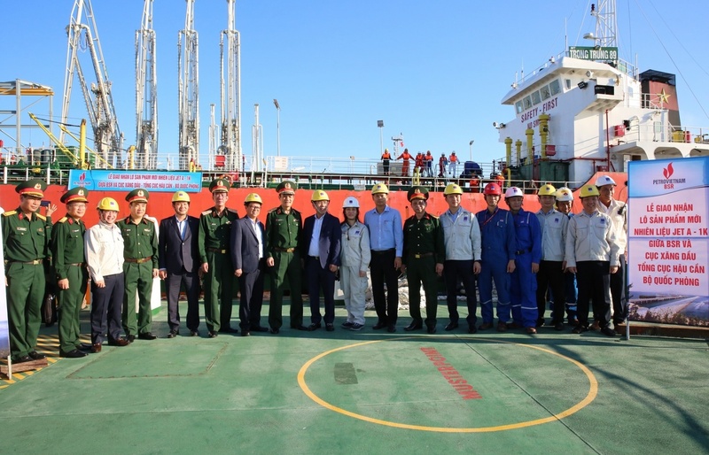 Lãnh đạo Tổng cục Hậu cần, lãnh đạo Petrovietnam và BSR trong Lễ giao nhận lô nhiên liệu đặc chủng đầu tiên từ NMLD Dung Quất (Ảnh: Petrovietnam)