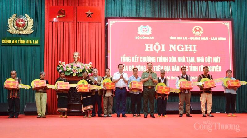 Lãnh đạo Bộ Công an và các tỉnh trao chìa khóa tượng trưng và quà của Đại tướng Lương Tam Quang, Ủy viên Bộ Chính trị, Bộ trưởng Bộ Công an tặng các gia đình của tỉnh Gia Lai