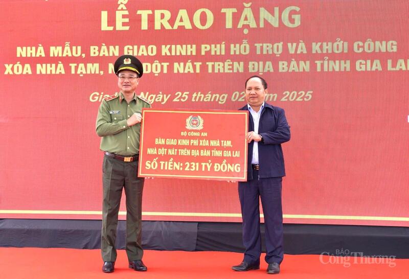 Thượng tướng Phạm Thế Tùng, Thứ trưởng Bộ Công an trao kinh phí hỗ trợ xoá nhà tạm, nhà dột nát của Bộ Công an cho tỉnh Gia Lai, hồi tháng 2/2025. Ảnh: Hiền Mai