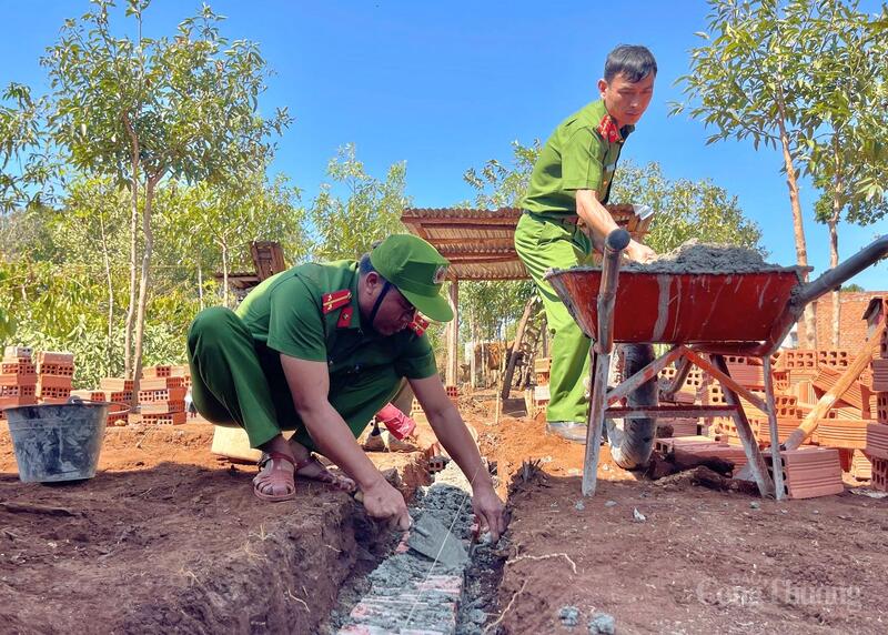 Các cán bộ, chiến sĩ Công an tỉnh Gia Lai chung tay xoá nhà tạm, nhà dột nát. Ảnh: Hiền Mai