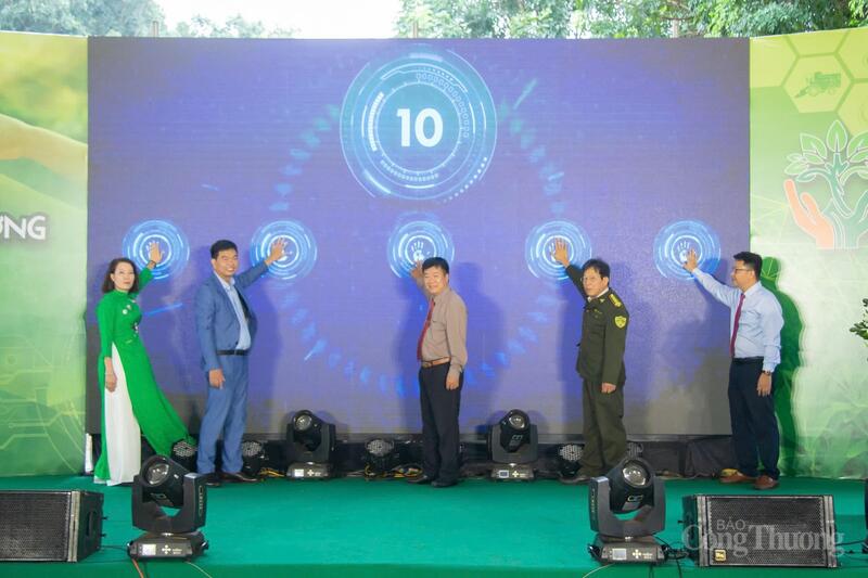 Đại diện Công ty Smartgap Holding và lãnh đạo Chi cục Kiểm lâm tỉnh, UBND xã Ia Dom nhấn nút khởi động dự án “Trồng và phát triển, khai thác, liên kết sản xuất theo chuỗi giá trị cây đàn hương vùng Tây Nguyên”. Ảnh: Hiền Mai
